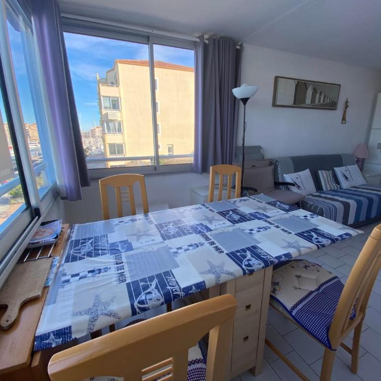 Bright 2-bedroom apartment a stone's throw from the sea facing the port - Apartment - 1