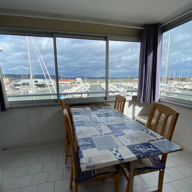 Bright 2-bedroom apartment a stone's throw from the sea facing the port - Apartment - 2