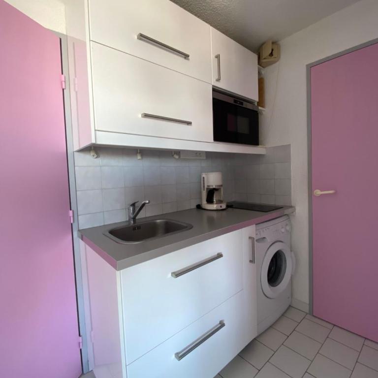 Bright 2-bedroom apartment a stone's throw from the sea facing the port - Apartment - 6