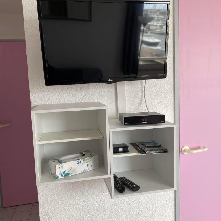 Bright 2-bedroom apartment a stone's throw from the sea facing the port - Apartment - 8