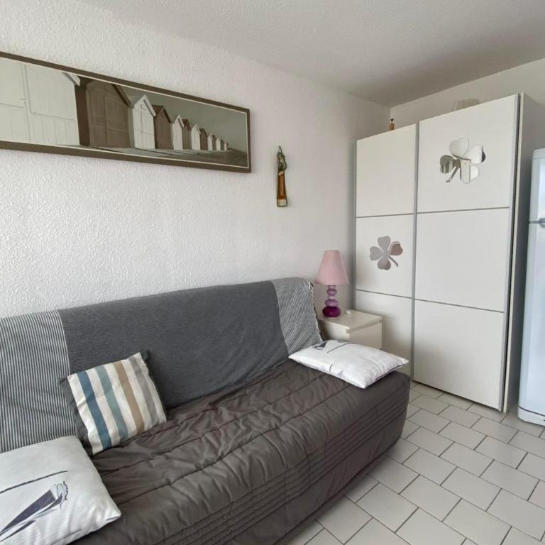 Bright 2-bedroom apartment a stone's throw from the sea facing the port - Apartment - 11