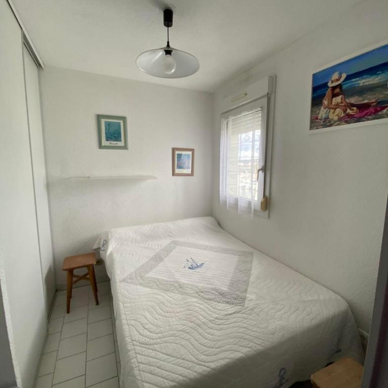 Bright 2-bedroom apartment a stone's throw from the sea facing the port - Apartment - 4