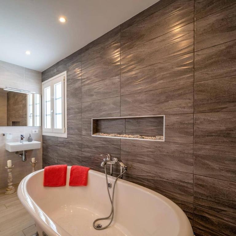 Villa Leona Carmen by Villa Plus - Villa - 8