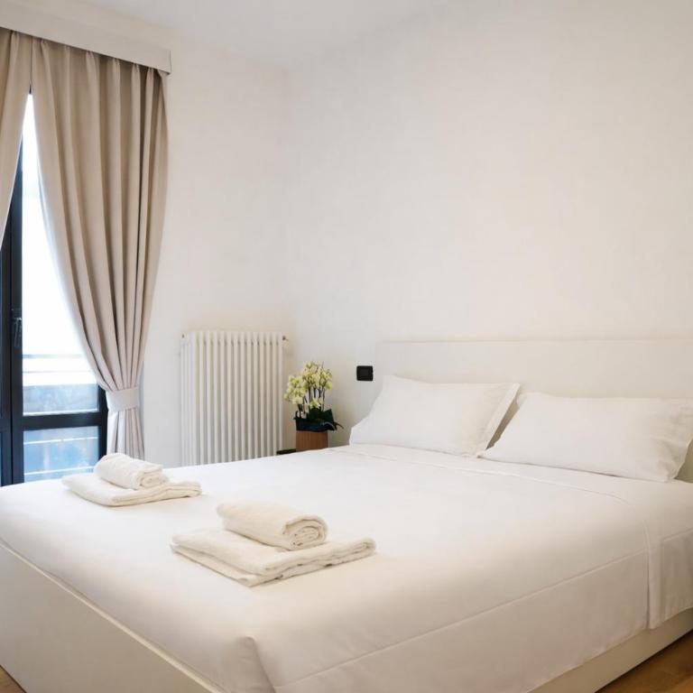 Sunshine HOTEL - Camera Matrimoniale con Balcone - 1