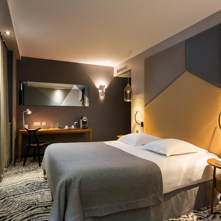 Hôtel Atala Champs Elysees - Deluxe Double Room with Panoramic Sacré-Coeur View - 7