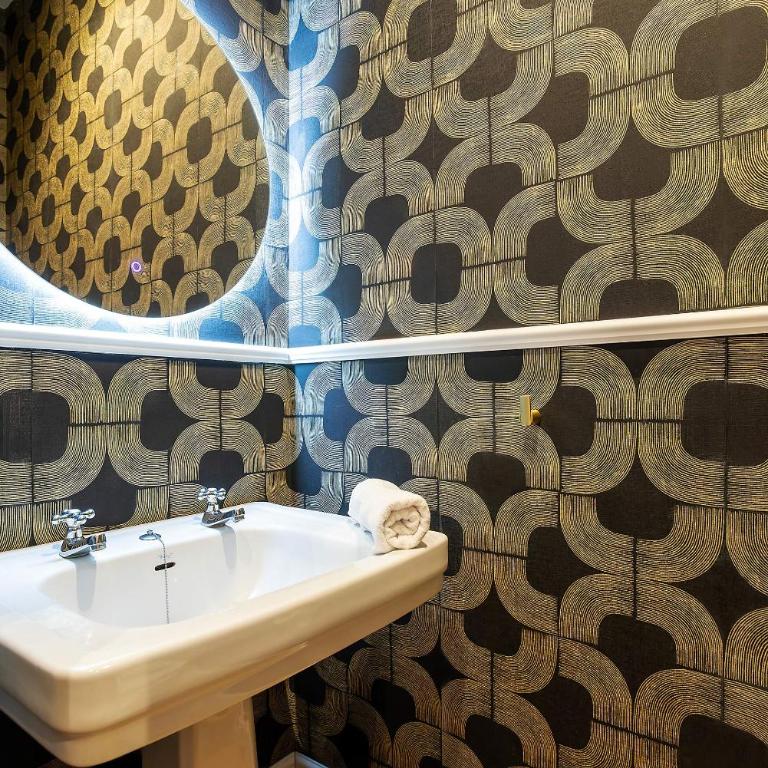 Antonia Luxury Home - Three-Bedroom Apartment - 17