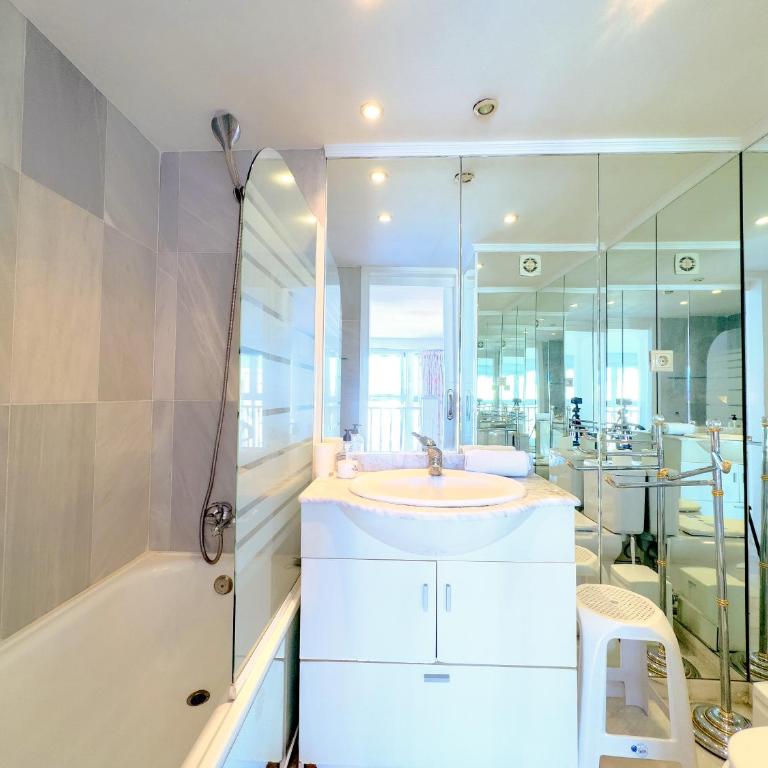 Skol 709 Duplex 1 Bedroom in Skol Marbella with Gibraltar and Sea Views - One-Bedroom Apartment - 7