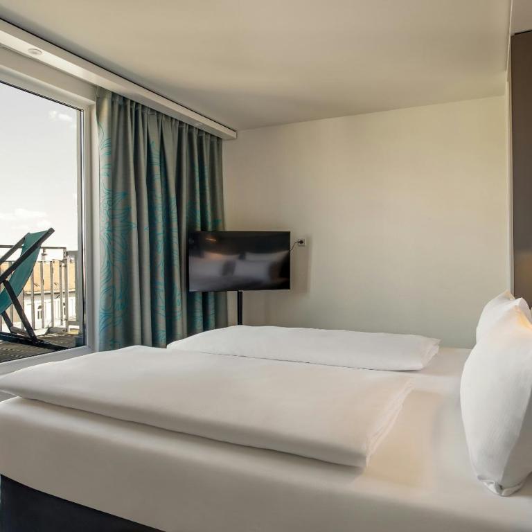 Motel One München-Sendlinger Tor - Superior Doppelzimmer mit Balkon - 3