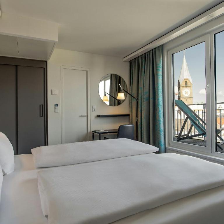Motel One München-Sendlinger Tor - Superior Doppelzimmer mit Balkon - 2