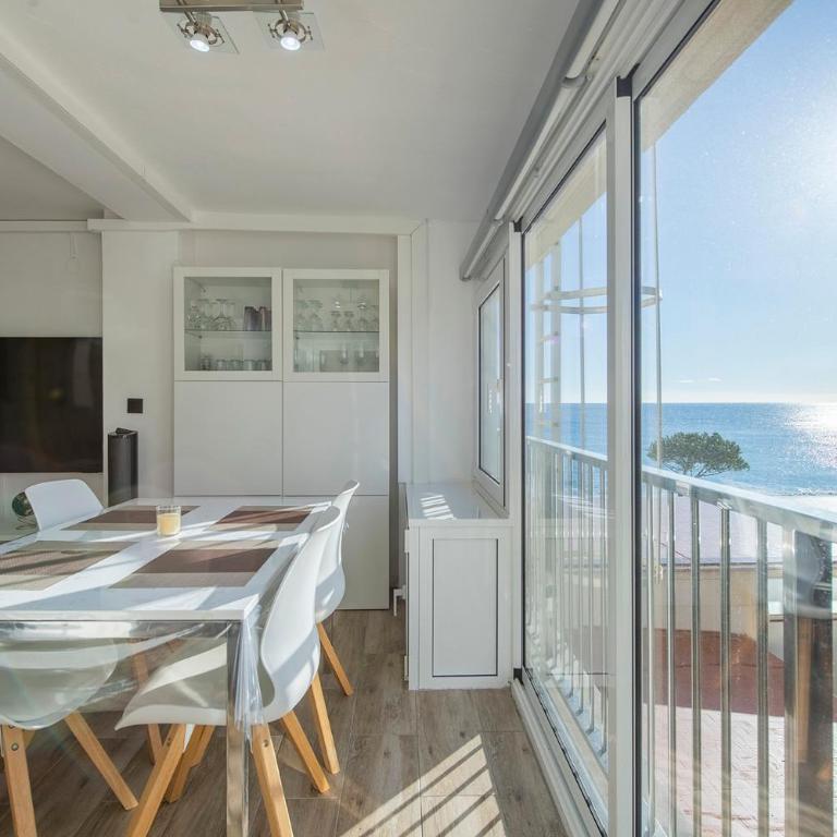 Luminoso piso de tres habitaciones con vistas al mar - Apartamento de 3 dormitorios con vistas al mar - 1