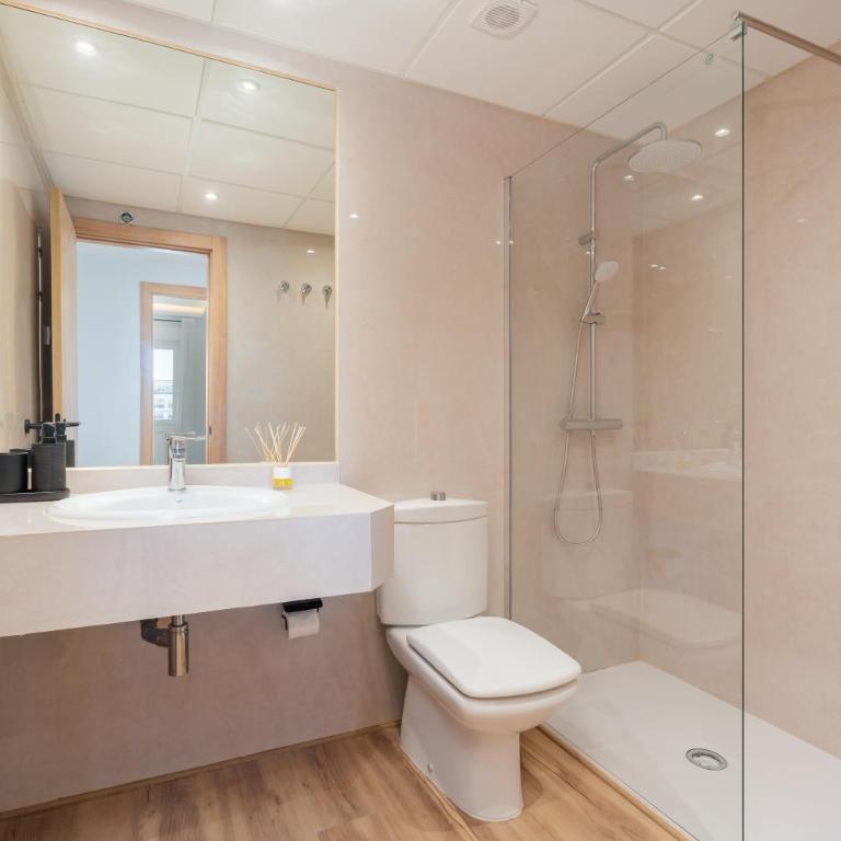 MARBELLA HOME RENTALS - Marina Banus, Puerto Banus, 2BR Renovated, pool & parking - Two-Bedroom Apartment - 6