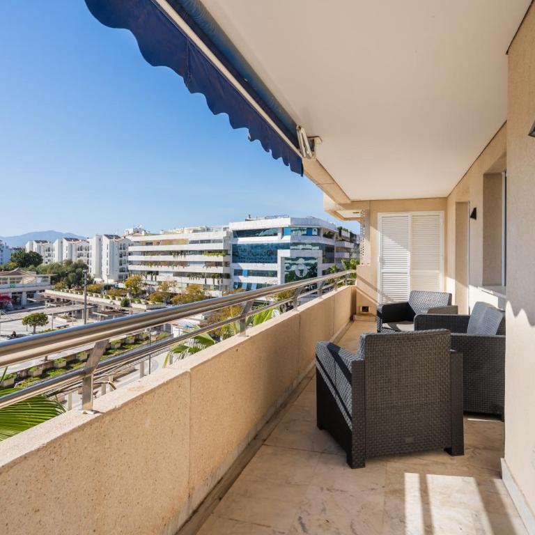MARBELLA HOME RENTALS - Marina Banus, Puerto Banus, 2BR Renovated, pool & parking - Two-Bedroom Apartment - 13