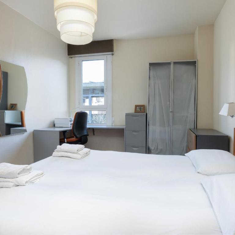 Aparteasy - Bright, large and central apartment in BCN - Three-Bedroom Apartment - 5