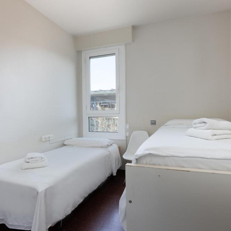 Aparteasy - Bright, large and central apartment in BCN - Three-Bedroom Apartment - 10