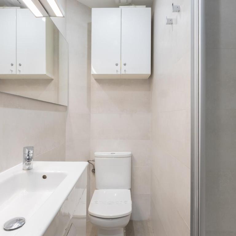 Aparteasy - Bright, large and central apartment in BCN - Three-Bedroom Apartment - 11