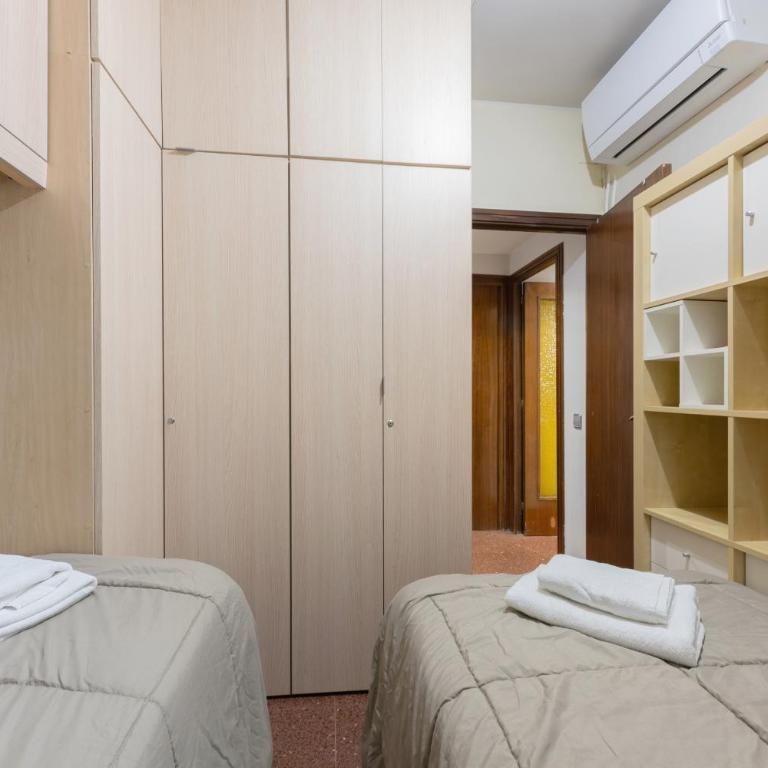 Aparteasy - Bright, large and central apartment in BCN - Three-Bedroom Apartment - 26
