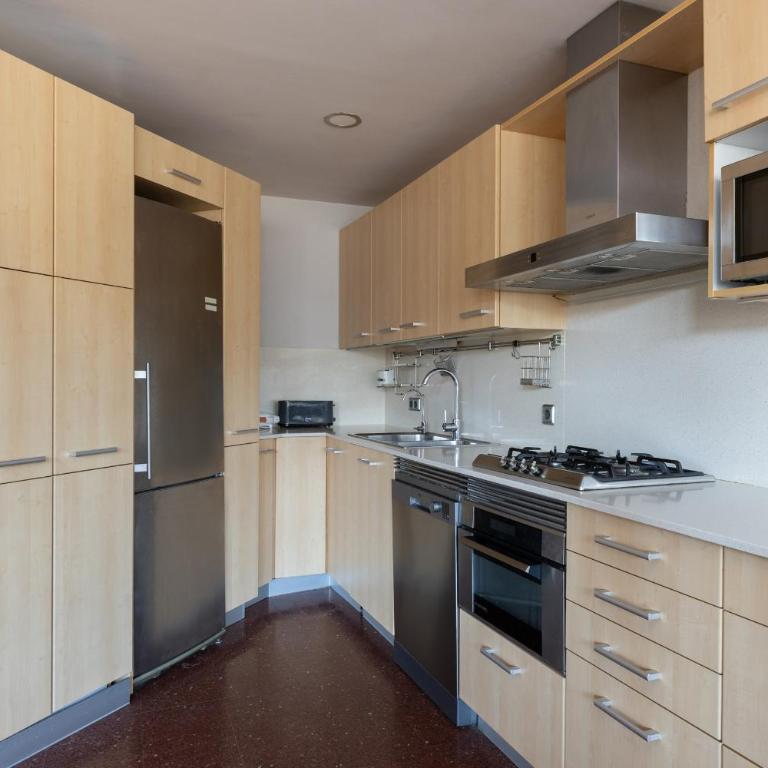 Aparteasy - Bright, large and central apartment in BCN - Three-Bedroom Apartment - 4