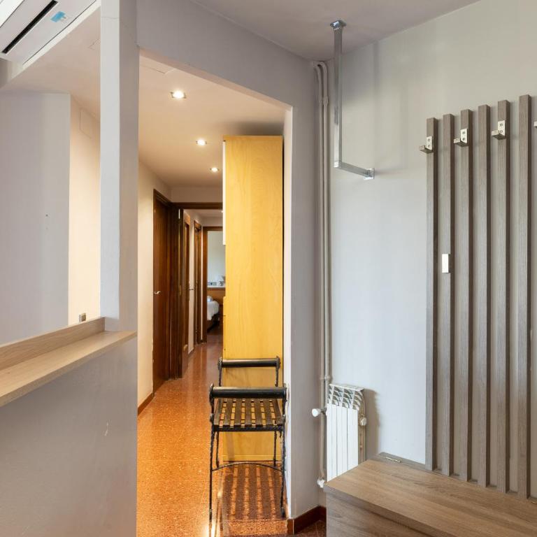 Aparteasy - Bright, large and central apartment in BCN - Three-Bedroom Apartment - 33