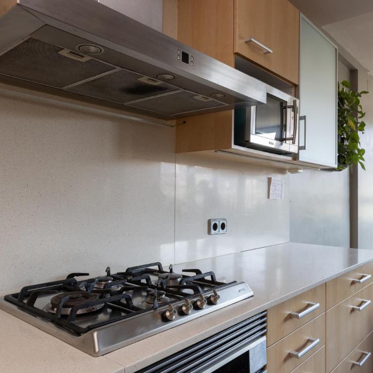 Aparteasy - Bright, large and central apartment in BCN - Three-Bedroom Apartment - 15