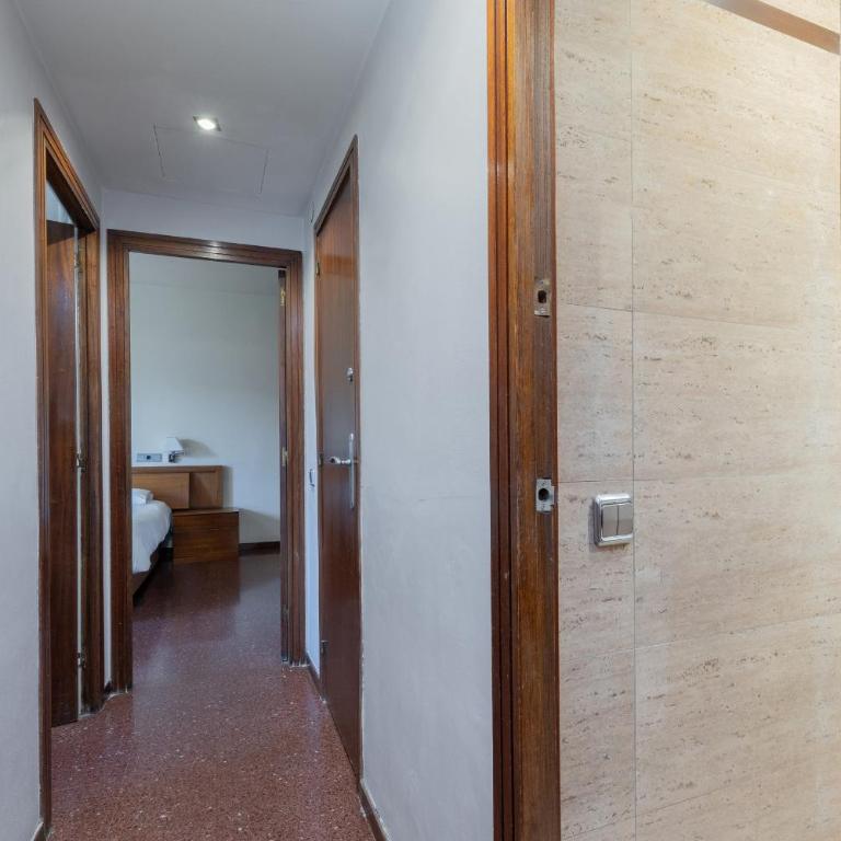 Aparteasy - Bright, large and central apartment in BCN - Three-Bedroom Apartment - 34