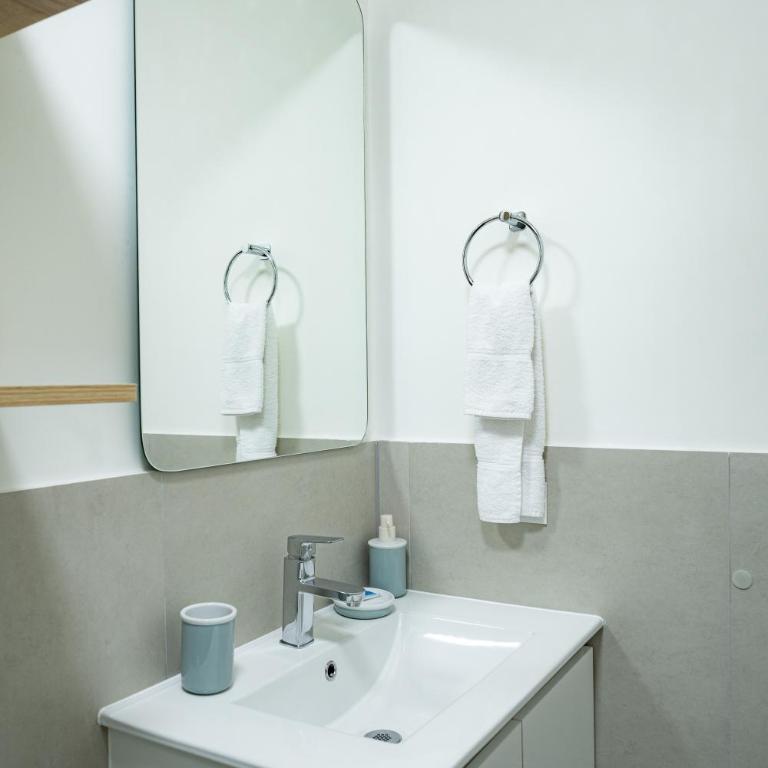 All San Isidro Apartments by Vibrant - One-Bedroom Apartment with Balcony and City View - 39