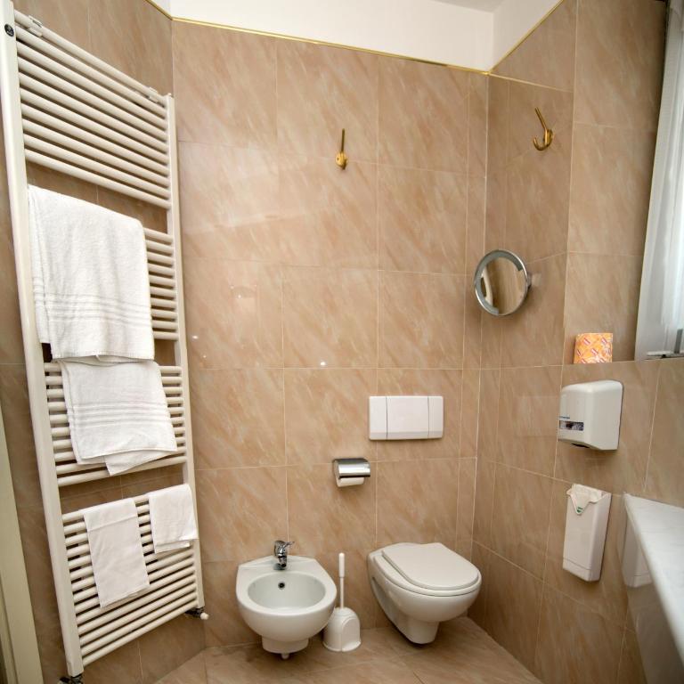 Hotel Continental - Double or Twin Room - 5