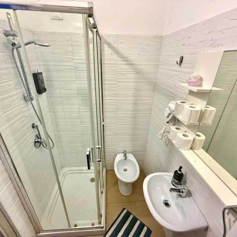 Crown Guest House - Camera Singola con Bagno Privato - 4