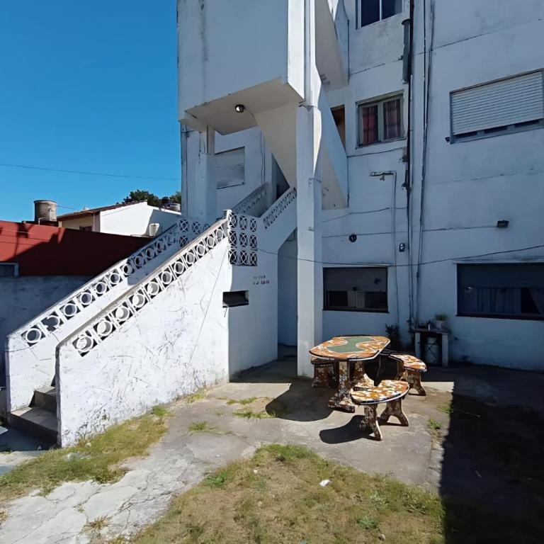 Departamento de 3 ambientes para hasta 8 personas a 4 cuadras de mar con balcón y parrilla para hacer asados - Apartamento de 1 dormitorio - 7