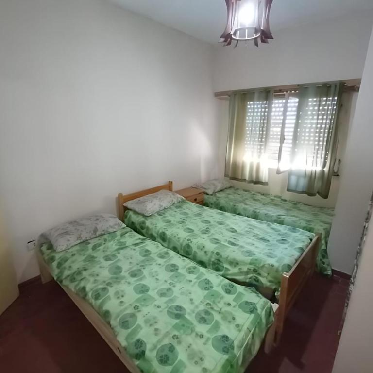 Departamento de 3 ambientes para hasta 8 personas a 4 cuadras de mar con balcón y parrilla para hacer asados - Apartamento de 1 dormitorio - 8