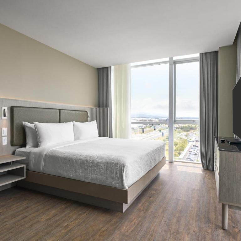 Courtyard by Marriott Quito Airport - Executive King Suite with Mountain View - 6