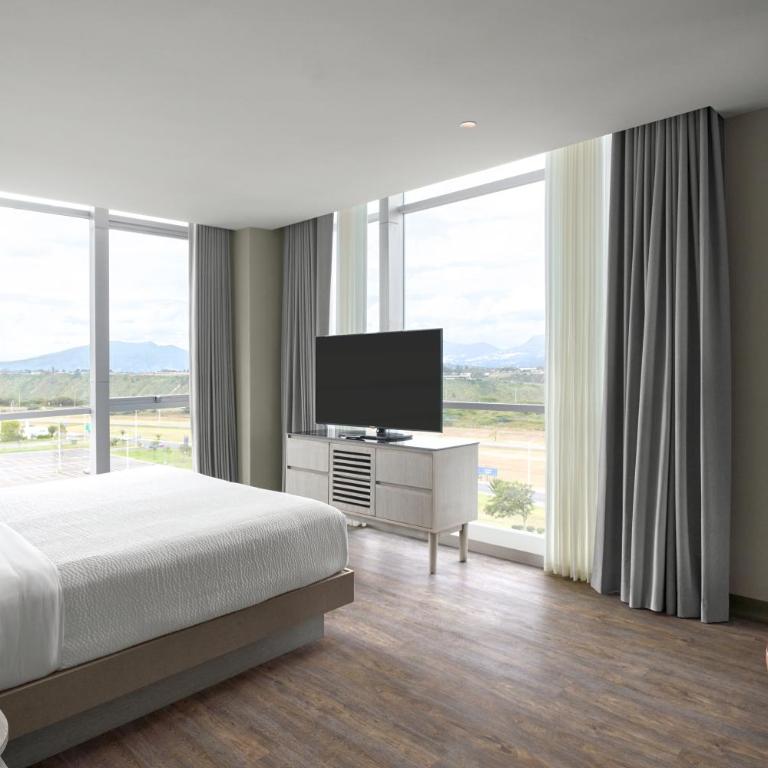 Courtyard by Marriott Quito Airport - Executive King Suite with Mountain View - 7