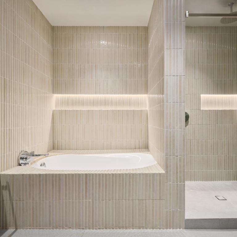 Courtyard by Marriott Quito Airport - Executive King Suite with Mountain View - 8