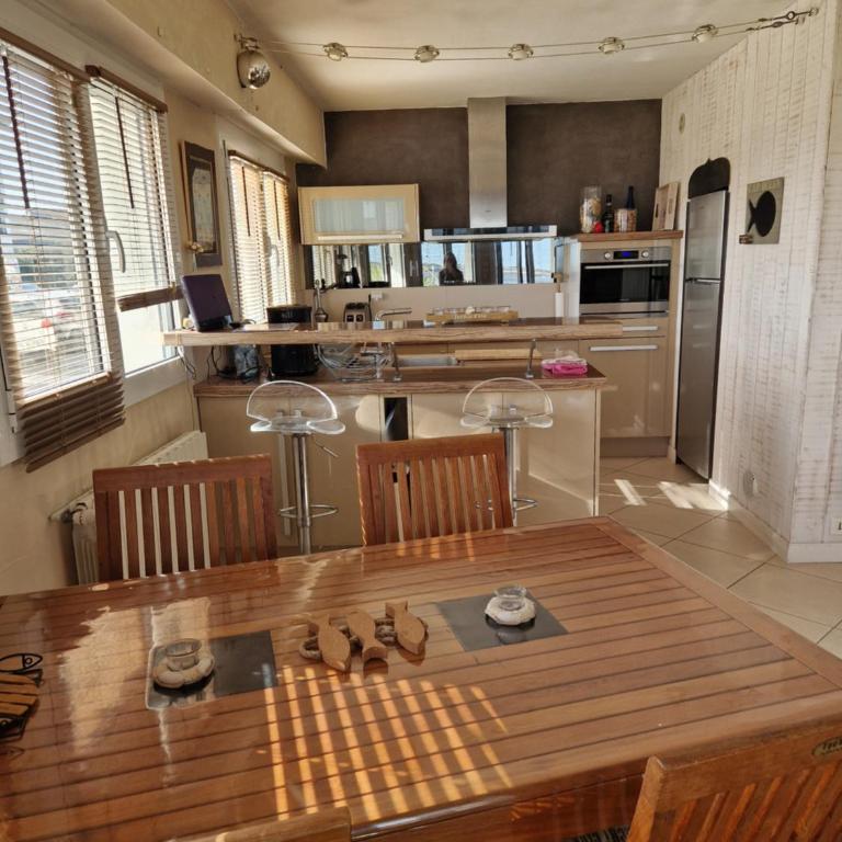 ARCACHON APPARTEMENT FACE PLAGE 5 pers Wi-Fi Parking Linge de maison gratuit 1chambre parentale 1cabine lits superposés 1 canapé lit - Two-Bedroom Apartment - 8
