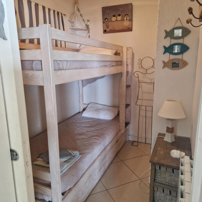 ARCACHON APPARTEMENT FACE PLAGE 5 pers Wi-Fi Parking Linge de maison gratuit 1chambre parentale 1cabine lits superposés 1 canapé lit - Two-Bedroom Apartment - 21