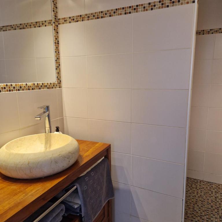 ARCACHON APPARTEMENT FACE PLAGE 5 pers Wi-Fi Parking Linge de maison gratuit 1chambre parentale 1cabine lits superposés 1 canapé lit - Two-Bedroom Apartment - 23