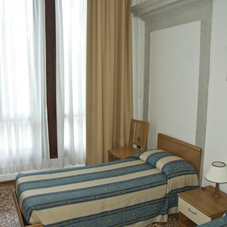 Casa Sant'Andrea - Camera Tripla con Bagno in Comune - 4