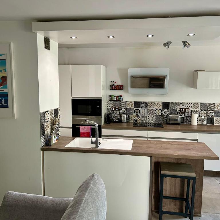 Modern City Center apartment with parking! - Appartement 2 Chambres - 46