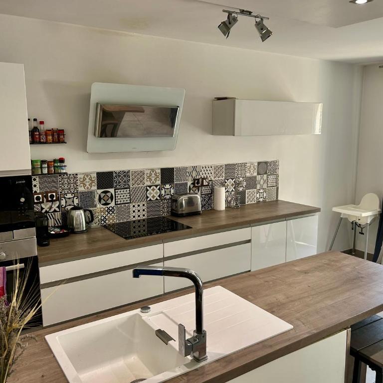 Modern City Center apartment with parking! - Appartement 2 Chambres - 12