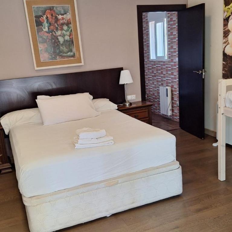 Chalet La Serreta - Four-Bedroom House - 17