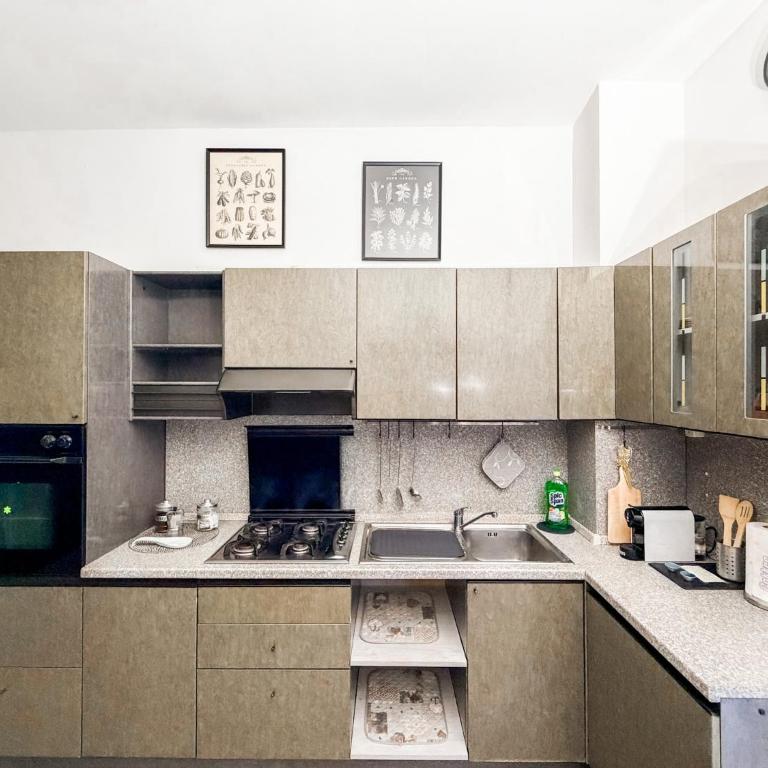 Three-room apartment 2 bedrooms with balcony 2 min from Centrale - Appartamento con 2 Camere da Letto - 4