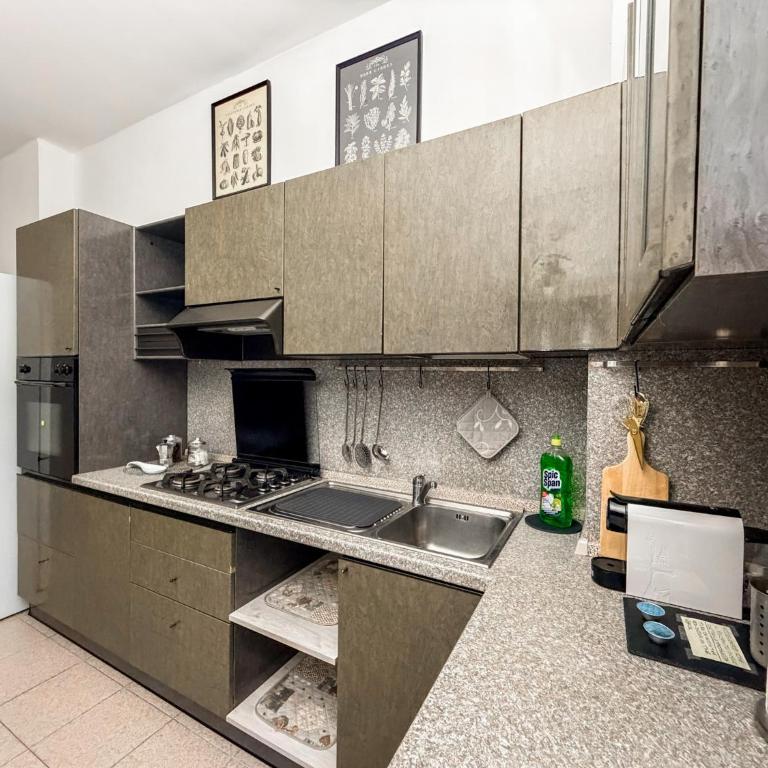 Three-room apartment 2 bedrooms with balcony 2 min from Centrale - Appartamento con 2 Camere da Letto - 3
