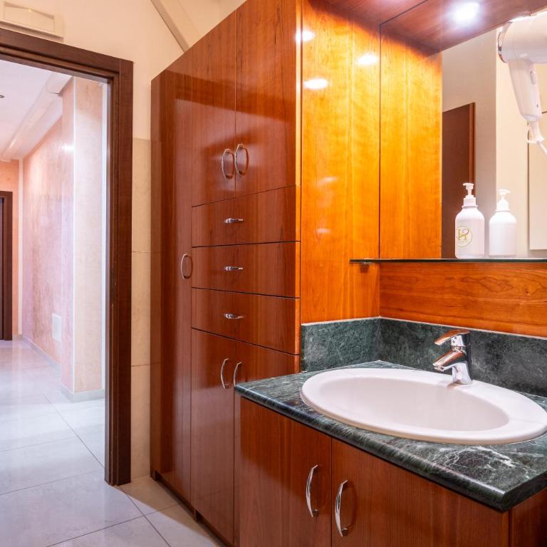 Vitti's home Verona 6 - Double Room with Private External Bathroom - 3
