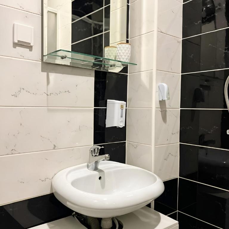 Downtown Studio - 2 guests - FREE PARKING - One-Bedroom Apartment - 13