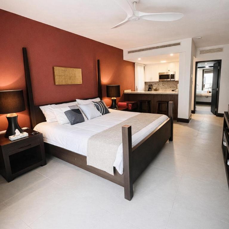 Aldea Thai Studios Steps to Beach and 5th Ave - Studio with Balcony - 3