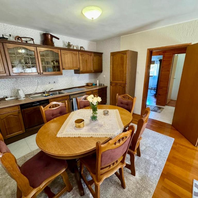 Cindarella Apartment - Two-Bedroom Apartment with Balcony and Sea View - 11