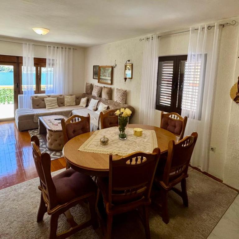 Cindarella Apartment - Two-Bedroom Apartment with Balcony and Sea View - 9