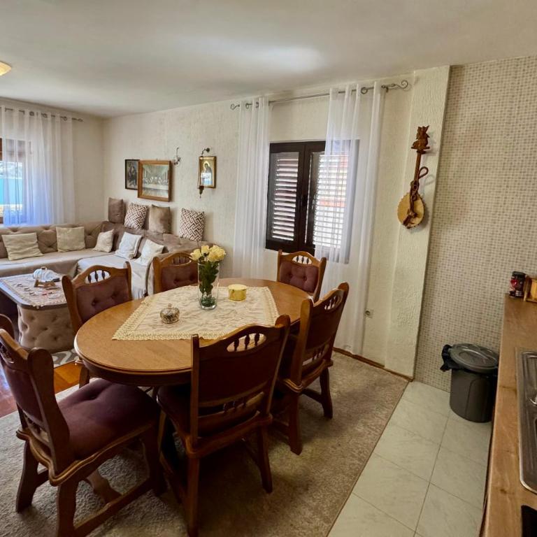 Cindarella Apartment - Two-Bedroom Apartment with Balcony and Sea View - 13