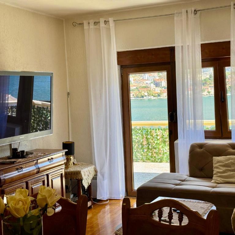 Cindarella Apartment - Two-Bedroom Apartment with Balcony and Sea View - 8
