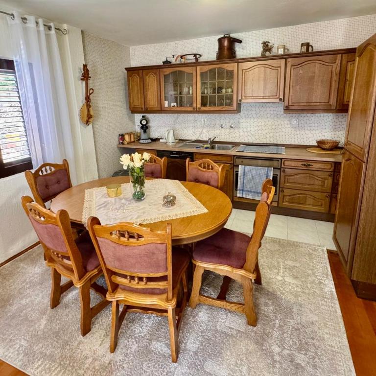 Cindarella Apartment - Two-Bedroom Apartment with Balcony and Sea View - 12