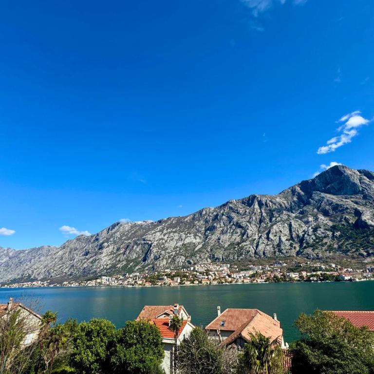 Cindarella Apartment - Two-Bedroom Apartment with Balcony and Sea View - 5